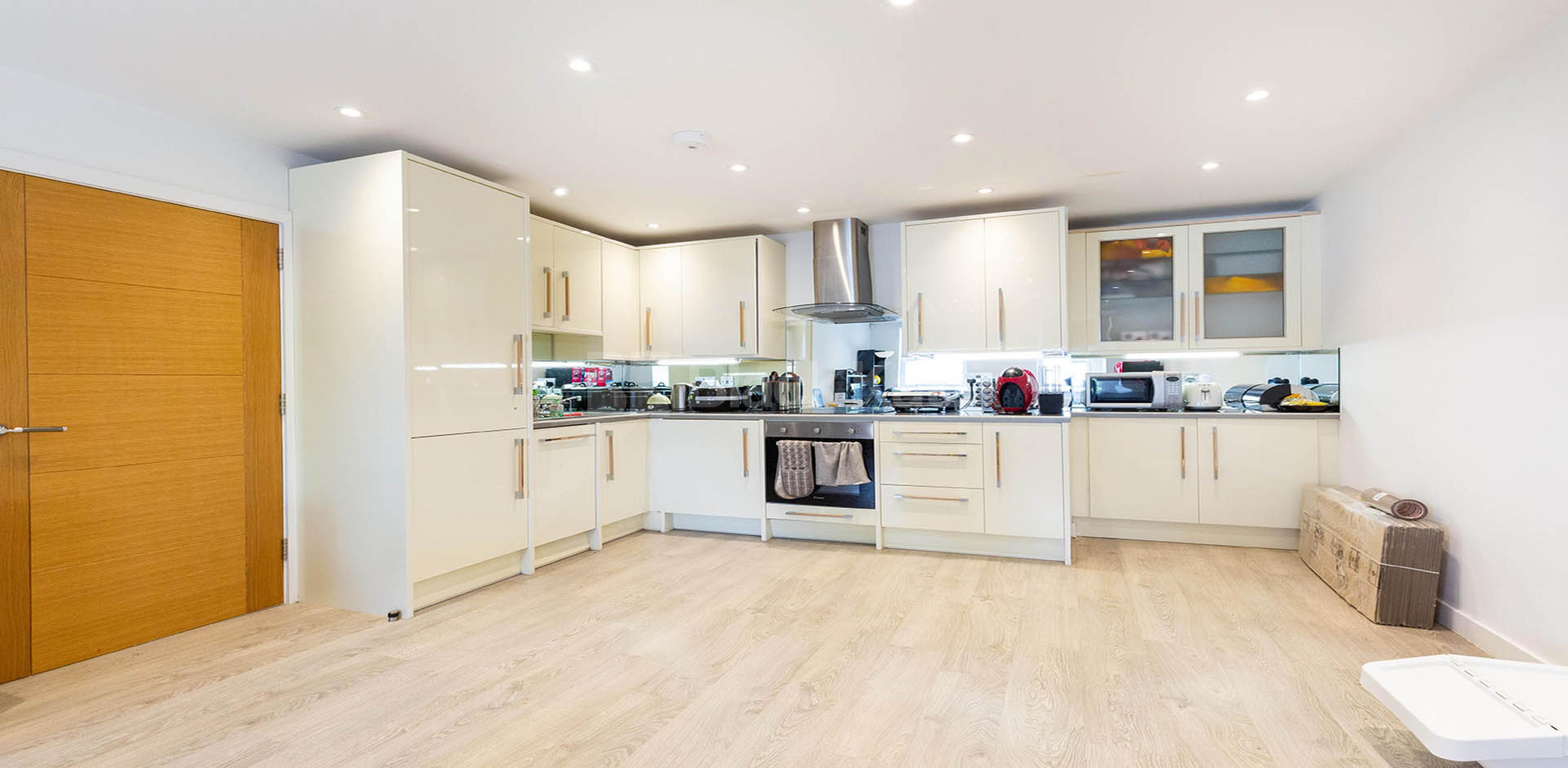 			STUNNING 1 BEDROOM APARTMENT, 1 Bedroom, 1 bath, 1 reception Flat			 Avenue Road, Seven Sisters-Harringay N15